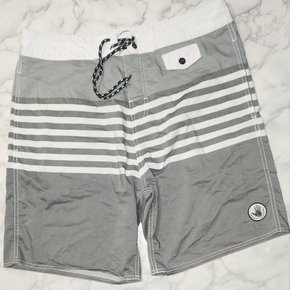 Body Glove Men's stylish long swim/board shorts in size 34" waist